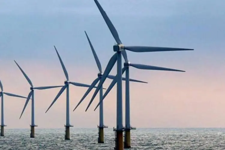 Energia: a vantagem da geração no mar, dizem especialistas, é que os aerogeradores, ou turbinas eólicas, podem ter capacidade maior do que os instalados em terra (Energia eólica/Wikimedia Commons)