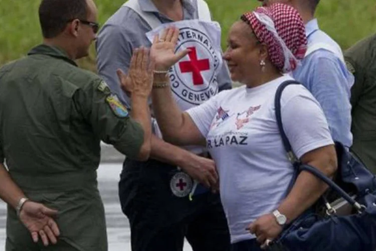Os encarregados de receber os libertados na selva são a ex-senadora Piedad Córdoba, líder do CCP, e dois representantes do Comitê Internacional da Cruz Vermelha (Luis Acosta/AFP)