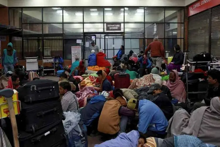 
	Pessoas esperam do lado de fora do terminal de embarque no aeroporto de Kathmandu, Nepal, em 27 de abril de 2015
 (REUTERS)