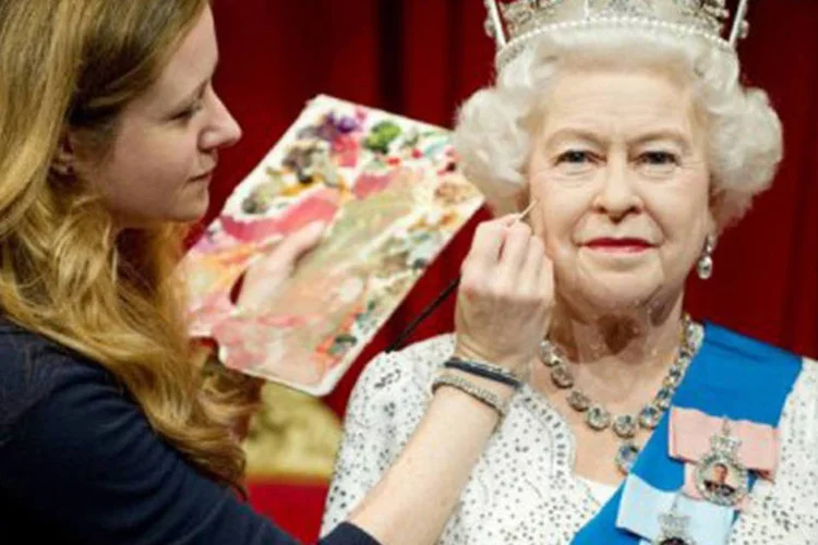 Valorada em 187,4 mil euros, a peça retrata a Rainha vestida com um suntuoso vestido de seda e cetim de cor branco, com uma listra azul
 (Leon Neal/AFP)