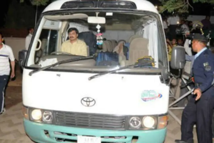 A polícia paquistanesa acompanha veículo que transportou a família de Bin Laden ao aeroporto (Aaamir Qureshi/AFP)