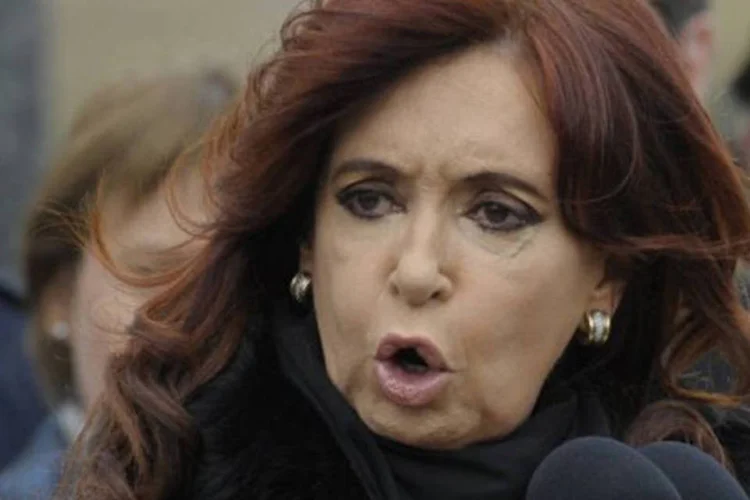 A presidente da Argentina, Cristina Kirchner, discursa na segunda-feira por ocasião do 30º aniversário do início da Guerra das Malvinas (Juan Mabromata/AFP)