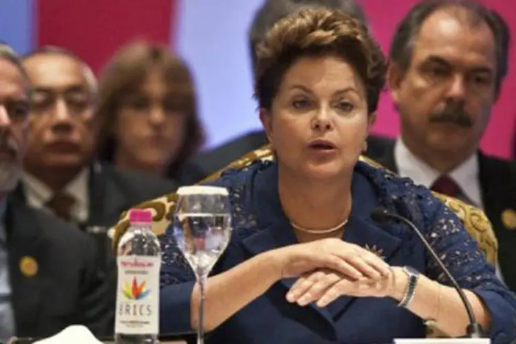 
	Presidente Dilma Rousseff discursa em uma c&uacute;pula do BRIC: arranjo proposto de reservas de conting&ecirc;ncia ter&aacute; inicialmente entre 90 e 120 bilh&otilde;es de d&oacute;lares
 (Prakash Singh/AFP)