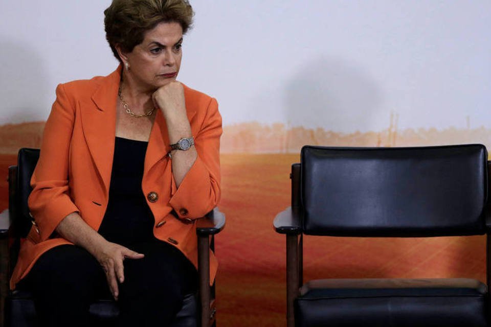 Dilma pede cautela ao saber de suspensão do impeachment