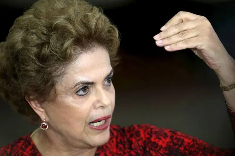 
	Dilma: &quot;&Eacute; uma esperan&ccedil;a v&atilde;, imposs&iacute;vel de frutificar. N&oacute;s n&atilde;o teremos a solu&ccedil;&atilde;o e o afastamento das mazelas do Brasil apeando (derrubando) a presidente da Rep&uacute;blica&quot;, disse o ministro do STF
 (Adriano Machado/Reuters)