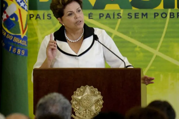 Dilma: “meu governo estará sempre ao lado do desenvolvimento com a proteção da indústria e emprego” (Wilson Dias/ABr)