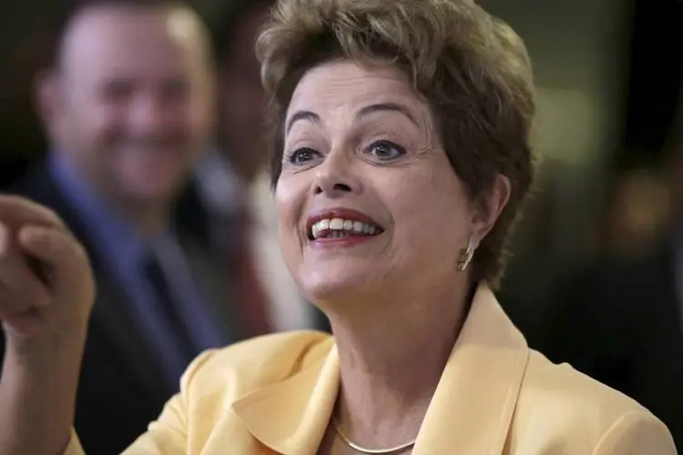 
	A presidente Dilma Rousseff: pessoas que torcem pelo &quot;quanto pior, melhor&quot; esperam &quot;uma oportunidade para pescar em aguas turvas&quot;
 (Ueslei Marcelino/Reuters)