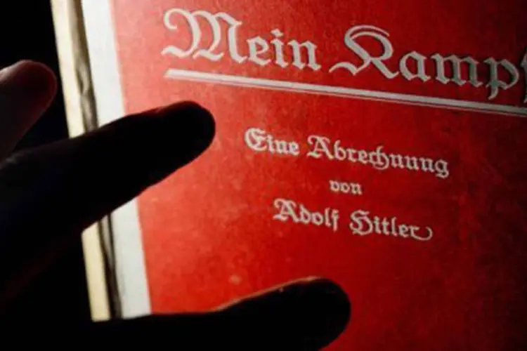 
	A primeira edi&ccedil;&atilde;o assinada por Adolf Hitler de &quot;Mein Kampf&quot;: livraria tem em suas prateleiras duas c&oacute;pias do livro original e uma tradu&ccedil;&atilde;o em holand&ecirc;s
 (©AFP/Archives / Carl de Souza)