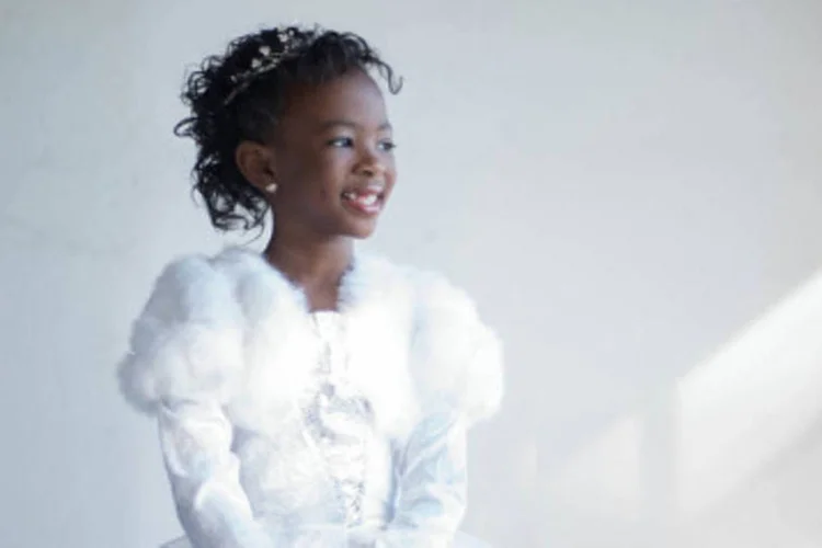 
	Princesinha do papai: n&atilde;o se sentindo representada pelos contos da Disney, Morgan Taylor escreve seu pr&oacute;prio livro junto de seu pai
 (Divulgação)