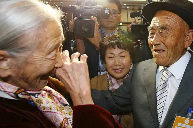 
	A sul-coreana Lee Soon-kyu, 85 anos, encontra seu marido norte-coreano: na pr&oacute;xima quinta-feira, os familiares se despedir&atilde;o sem a certeza de que voltar&atilde;o a se ver
 (Reuters / KOREA POOL / Yonhap)