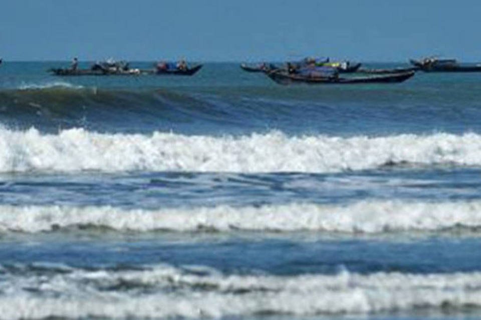 Dezenas desaparecem após barco afundar na costa de Mianmar