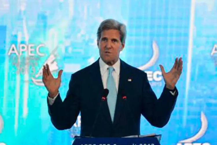
	John Kerry: &quot;N&oacute;s vamos continuar a cobrar que o roteiro continue a ser um objetivo principal para o governo interino, porque acredito que eles querem continuar a rela&ccedil;&atilde;o de uma forma positiva com os EUA&quot;
 (BAYU ISMOYO/AFP)