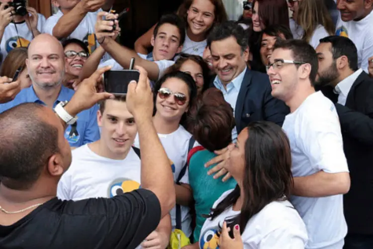 
	A&eacute;cio Neves faz selfie com jovens de Po&ccedil;os de Caldas, Minas Gerais
 (Orlando Brito/Divulgação)