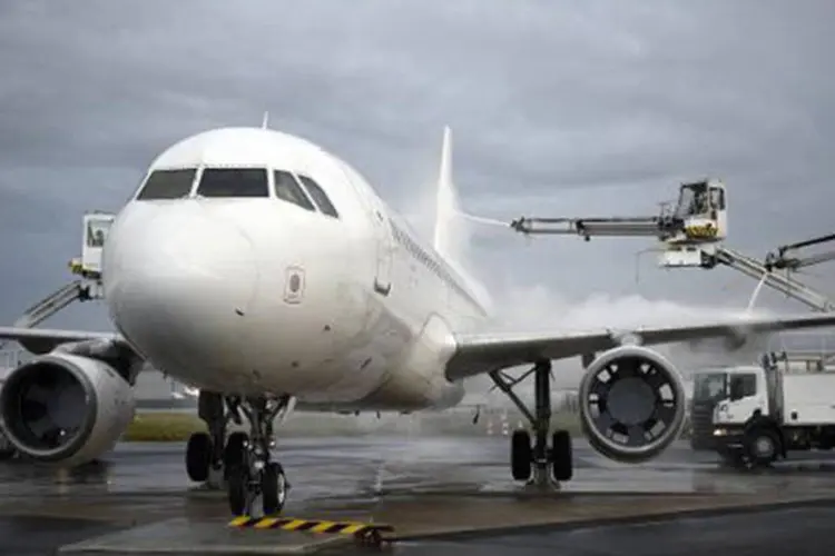 
	Um Airbus A320: A Airbus informou que recebeu encomendas por 382 aeronaves nos primeiros seis meses do ano
 (Martin Bureau/AFP)