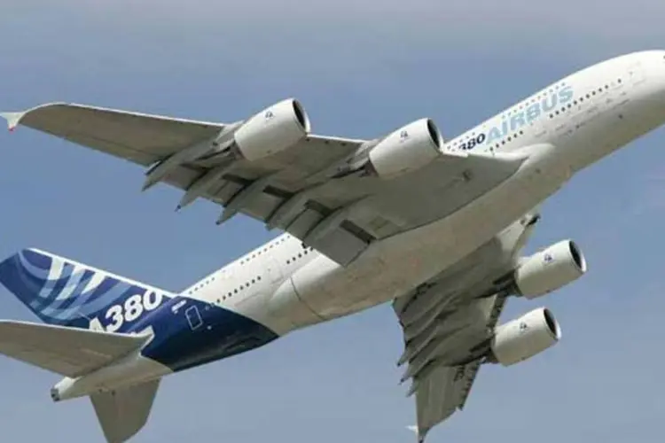 O processo de reparo implica em tirar de circulação o avião de 525 lugares por vários dias, algo que a Airbus terá que compensar as companhias aéreas clientes (Jonathan Daniel/Getty Images)