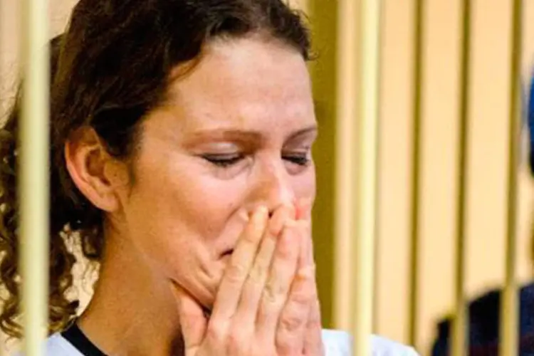 
	A brasileira Ana Paula Maciel, em uma cela do tribunal de S&atilde;o Petersburgo: entre os ativistas est&aacute; a bi&oacute;loga brasileira, que mora em Porto Alegre (RS)
 (VLADIMIR BARYSHEV/AFP)