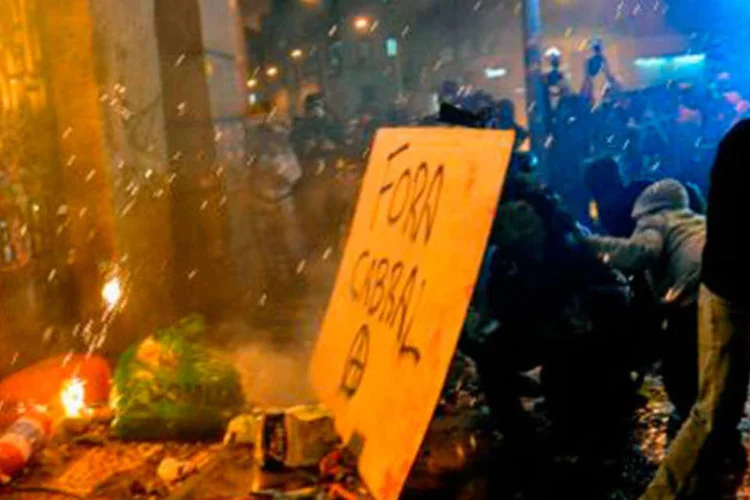 
	Manifestantes tentam destruir port&atilde;o da C&acirc;mara de Vereadores ap&oacute;s protesto pac&iacute;fico dos professores no centro do Rio: 18 pessoas detidas foram levadas para a delegacia
 (YASUYOSHI CHIBA/AFP)