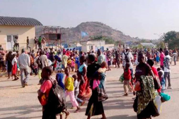 
	Civis chegam &agrave;s instala&ccedil;&otilde;es da ONU nos arredores de Juba: cerca de 15 mil pessoas buscaram abrigo nas instala&ccedil;&otilde;es da ONU
 (George Mindruta/AFP)