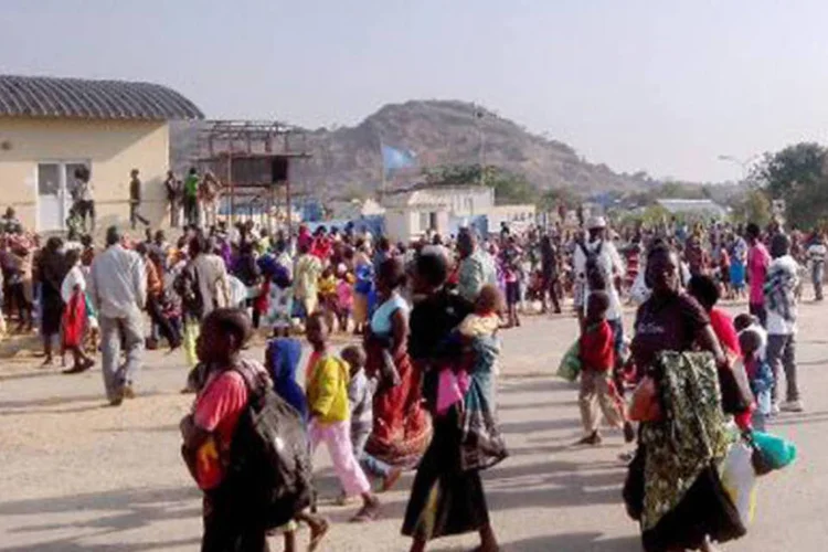 Civis chegam às instalações da ONU nos arredores de Juba (AFP)