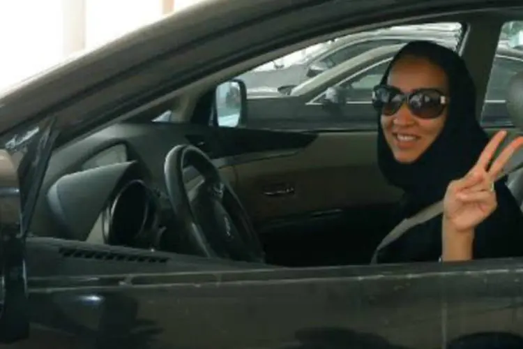 
	A ativista saudita Manal Al-Sharif dirige em Dubai:&nbsp;mulheres n&atilde;o podem dirigir nem viajar para fora da Ar&aacute;bia Saudita sem um homem da fam&iacute;lia
 (AFP)