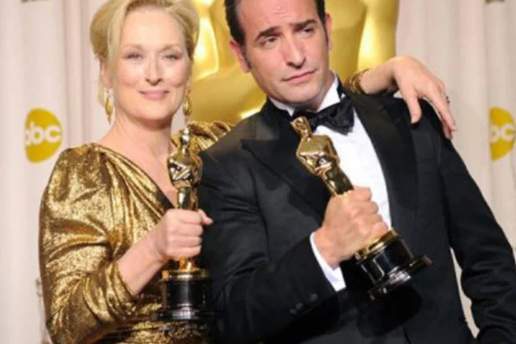 Os melhores atores da Festa do Oscar posam, em Hollywood: a atriz americana Meryl Streep e o ator francês Jean Dujardin (©AFP/Getty Images / --)