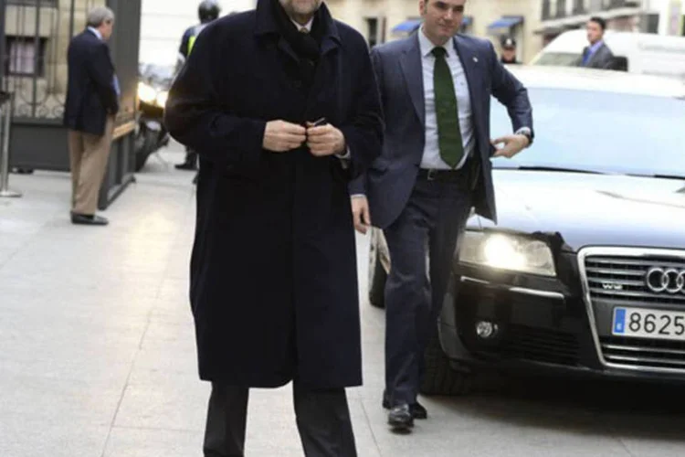 O premier espanhol, Mariano Rajoy, chega ao Parlamento: Tal orçamento é realizado em meio a um plano de economias ditado à Espanha pela União Europeia (©afp.com / Javier Soriano)