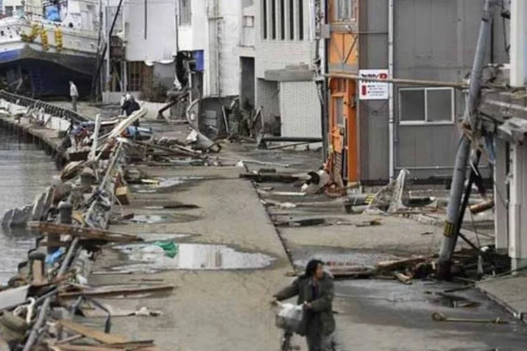 
	Cidade japonesa ap&oacute;s tsunami: maioria das mortes (89%) ocorreu em pa&iacute;ses mais pobres
 (AFP/Philippe Lopez)