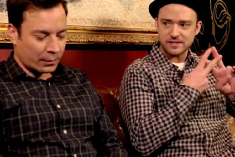Justin Timberlake e Jimmy Fallon: eles fizeram vídeo mostrando como seria conversa normal, adicionada mesma quantidade de tags que usamos nas redes sociais (Reprodução/YouTube)