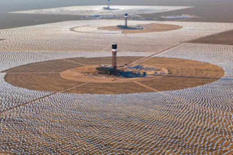 
	Ivanpah Solar, maior usina solar do mundo: at&eacute; 2040, as fontes renov&aacute;veis devem responder por 60% da matriz energ&eacute;tica
 (BrightSource Energy)