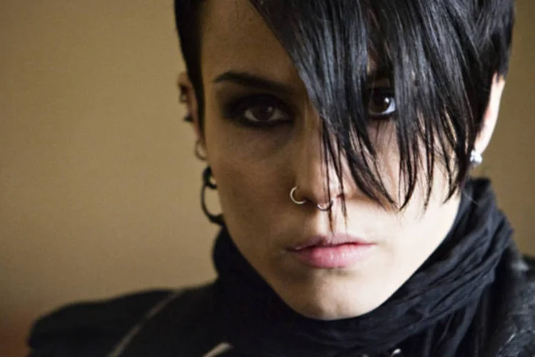 Naomi Rapace, a atriz que interpreta Lisbeth Salander no filme sueco: no vídeo, Naomi atira contra zumbis, surpreende motoristas e até vomita sangue (Divulgação)