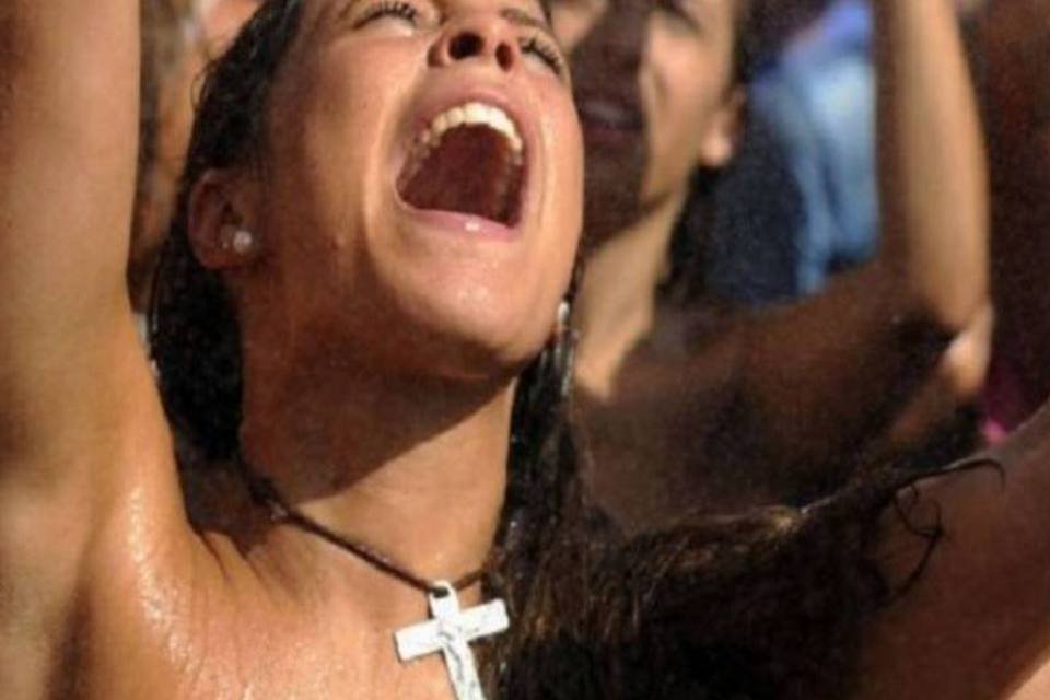 Um milhão de jovens recebem o papa, mas a chuva interrompe a homilia