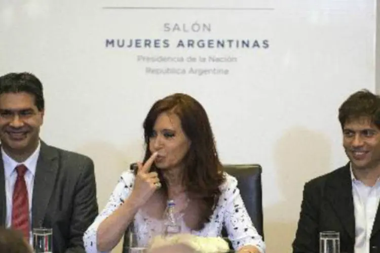 
	Cristina Kirchner ao lado de chefe de gabinete e Ministro da Economia: o ecreto com a designa&ccedil;&atilde;o da nova diretora leva a assinatura dos tr&ecirc;s
 (AFP)