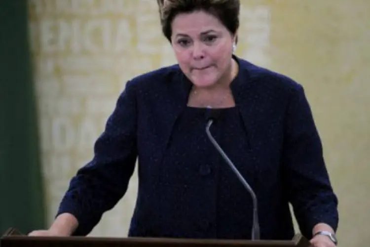 
	A presidente Dilma Rousseff discursa: sobre Djalma Santos, presidente afirmou que &quot;o futebol est&aacute; de luto&quot;, enquanto o pa&iacute;s &quot;perdeu um talento natural&quot; com a morte de Dominguinhos
 (AFP)