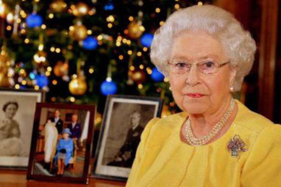 Rainha Elizabeth II recebe diretores e atores em Buckingham