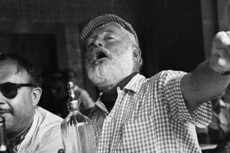 Hemingway bebe com os amigos em Havana (Reprodução)