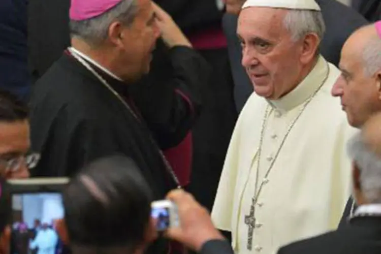 
	Papa conversa com bispos: por&eacute;m, o papa admitiu que ningu&eacute;m, nem mesmo ele, foi vacinado contra isso
 (Vincenzo Pinto/AFP)
