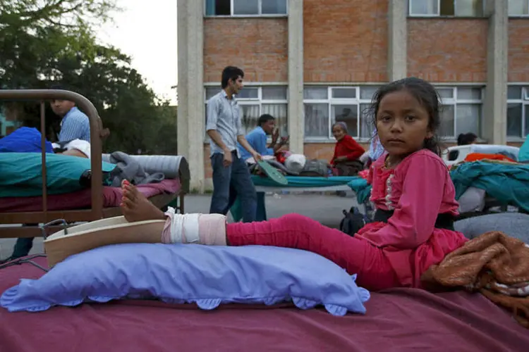 
	Crian&ccedil;a com perna enfaixada ap&oacute;s novo terremoto no Nepal
 (REUTERS)