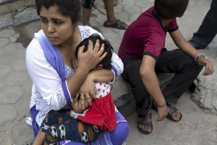 
	M&atilde;e assustada abra&ccedil;a filho ap&oacute;s novo terremoto no Nepal
 (REUTERS)