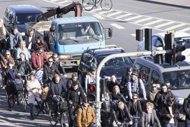 
	Ativista de mobilidade urbana, Daniel Guth: &quot;Quando n&atilde;o &eacute; permitido a voc&ecirc; circular de carro, n&atilde;o est&aacute; se cerceando o seu direito de ir e vir, voc&ecirc; pode muito bem se deslocar, a p&eacute;, de bicicleta, de transporte p&uacute;blico, uma s&eacute;rie de outros modos de transporte&quot;
 (Copenhagenize)