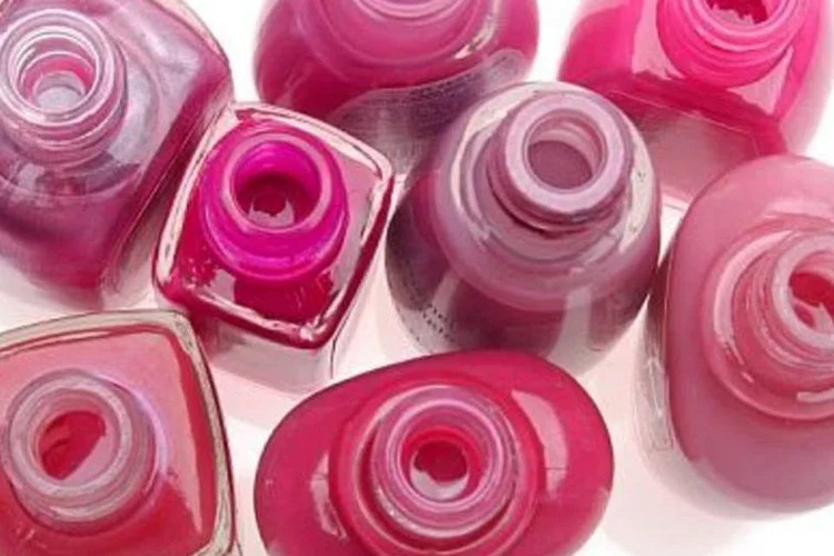 Esmaltes: as marcas citam como fatores que impulsionaram o crescimento a crise econômica mundial, a divulgação em blogs e a inovação de cores (.)