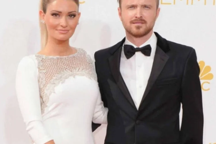 Aaron Paul e sua esposa: entidade tem intuito de combater o bullying entre o sexo feminino (Reprodução)