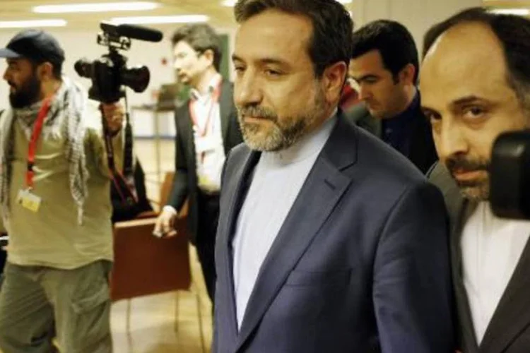 
	Representante do Ir&atilde;, Abas Araghchi (C): &quot;s&atilde;o necess&aacute;rios muitos esfor&ccedil;os&quot;
 (Dieter Nagl/AFP)