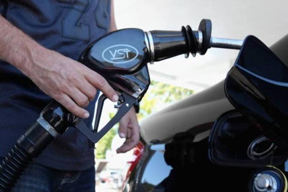 Preços ao consumidor nos EUA caem 0,4% em abril por gasolina