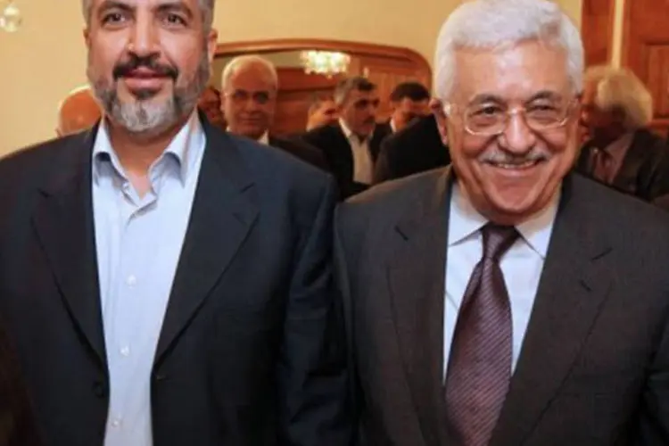 Abbas e o líder do Hamas, Khaled Meshaal se reuniram na quarta-feira no Cairo e se comprometeram a continuar com a aplicação do acordo de reconciliação palestino (Oficina Prensa Hamas/AFP)