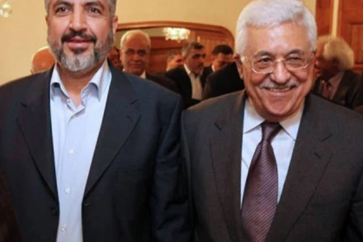 Abbas (D) e Meshaal: para o Hamas, não é possível negociar com Israel, como faz o Fatah, liderado pelo presidente palestino, Mahmoud Abbas
 (Oficina Prensa Hamas/AFP)