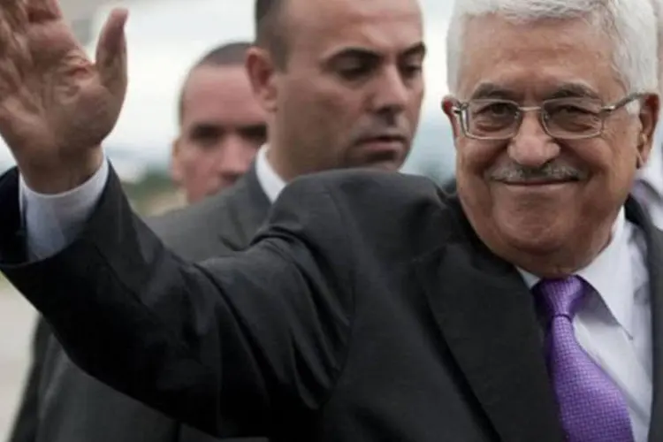 Abbas desembarca no aeroporto militar de Catam, em Bogotá, na Colômbia, país aliado dos Estados Unidos, que já declararam que vetarão a proposta palestina
 (Luis Acosta/AFP)