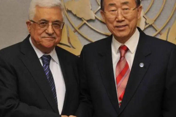 
	Ban recebe Abbas na sede da ONU, em Nova York: Ban reiterou sua condena&ccedil;&atilde;o aos ataques contra o territ&oacute;rio israelense da Faixa de Gaza e a coloniza&ccedil;&atilde;o da Cisjord&acirc;nia por Israel
 (©AFP / Stephen Chernin)