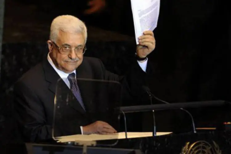 
	O presidente da Autoridade Palestina, Mahmud Abbas, exibe na ONU a carta em que pede a admiss&atilde;o palestina como Estado soberano
 (©AFP/Archivos / Timothy A. Clary)