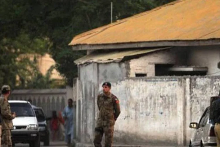 Soldados patrulham os arredores do esconderijo de Osama bin Laden, em Abbottabad, Paquistão (Aamir Qureshi/AFP)