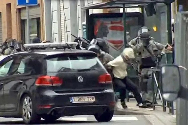 
	Salah Abdeslam &eacute; preso perto de Bruxelas: principal suspeito dos atentados em Paris teve mais ajuda de amigos e vizinhos do que do EI
 (REUTERS/VTM via Reuters Tv)